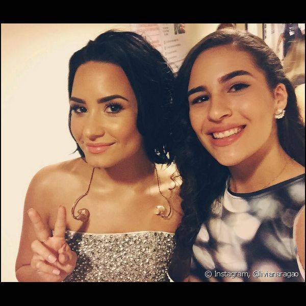 Em algumas makes de Lívian Aragão, as sobrancelhas surgem ainda mais definidas e combinando com batom nude, como em um encontro da atriz com Demi Lovato